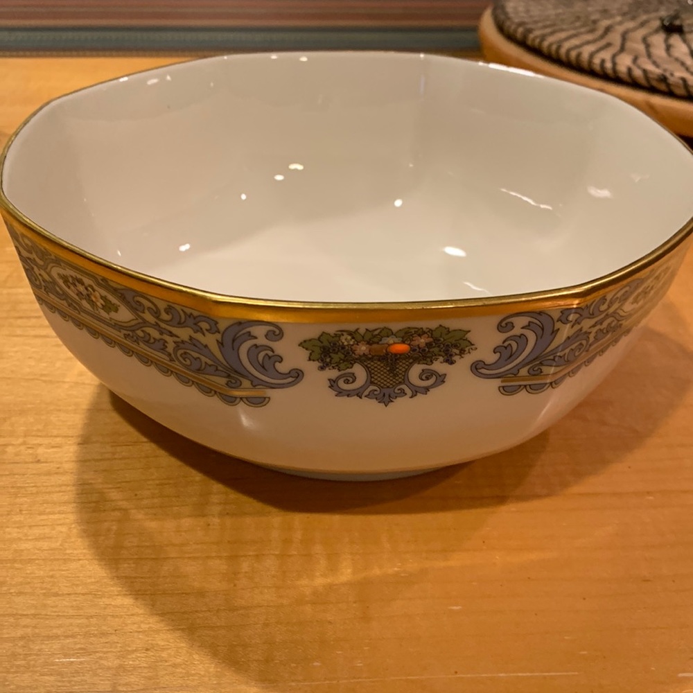 Never used beautiful Lenox 8” gold back stamp serving bowl